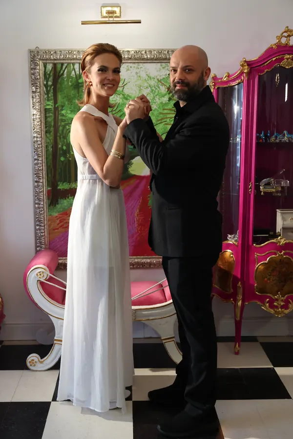 Collezione Luxury Moment di Alessandro In Testa: modella in abito bianco con lo stilista